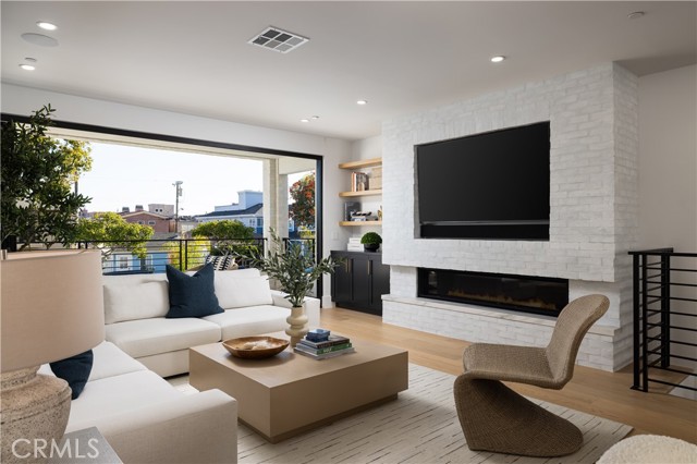 1315 Ocean Avenue, Seal Beach CA: https://media.crmls.org/medias/9574105d-51af-4bae-8ff9-5c7e417cfaca.jpg