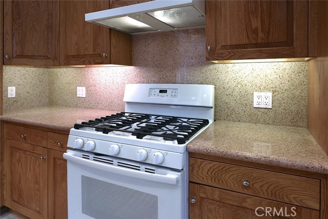 900 CFM range hood; multiple double-gang electrical outlets