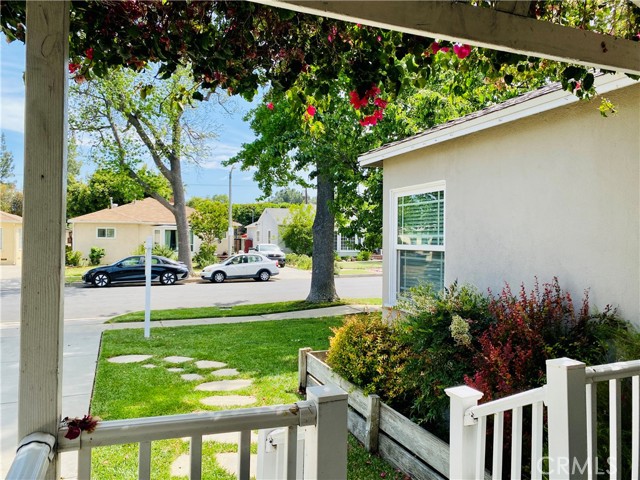 Detail Gallery Image 4 of 34 For 17557 Gilmore St, Lake Balboa,  CA 91406 - 3 Beds | 1 Baths