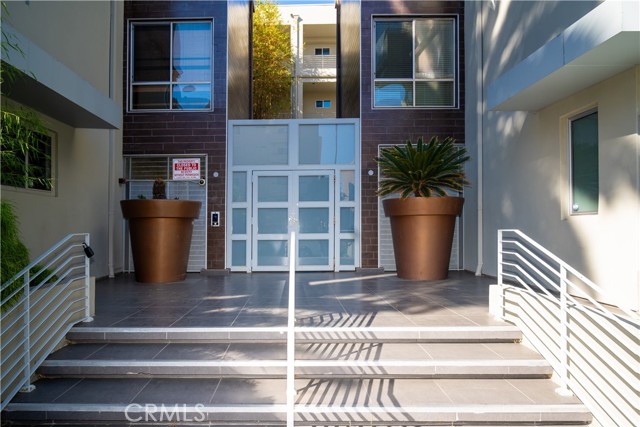 Detail Gallery Image 1 of 37 For 1411 N Detroit St #208,  Los Angeles,  CA 90046 - 3 Beds | 3 Baths