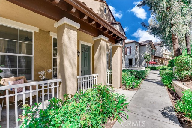 Detail Gallery Image 2 of 47 For 28210 Canterbury Ct, Valencia,  CA 91354 - 2 Beds | 2/1 Baths