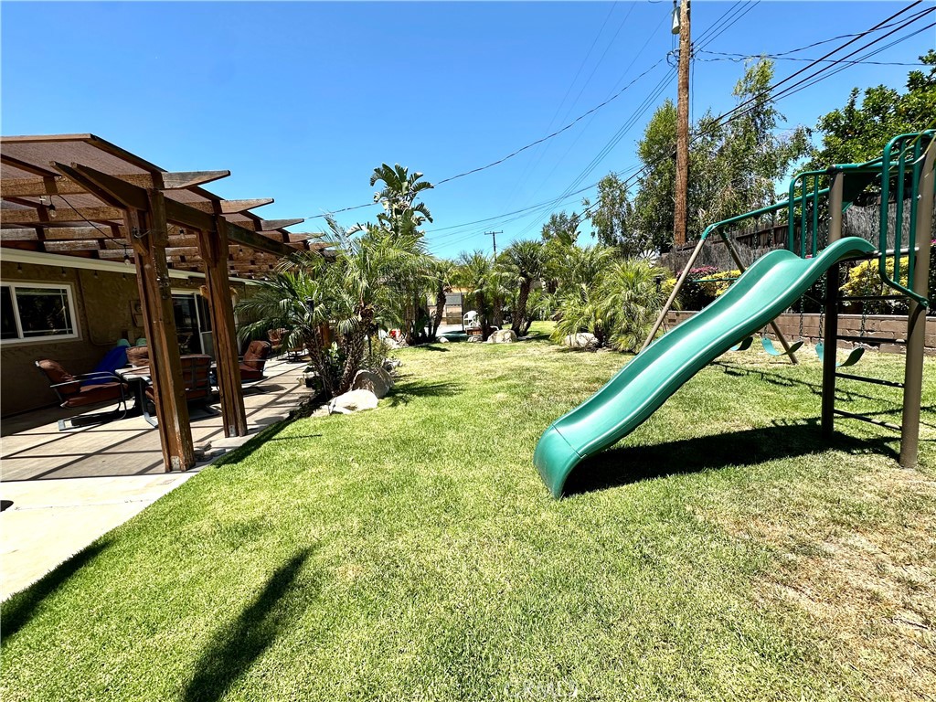 https://media.crmls.org/medias/957d39de-8de2-4762-8940-a9a13ecce5cc.jpg?preset=X-Large