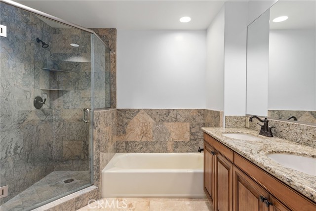 Detail Gallery Image 15 of 29 For 11633 Chenault St #202,  Los Angeles,  CA 90049 - 2 Beds | 2/1 Baths