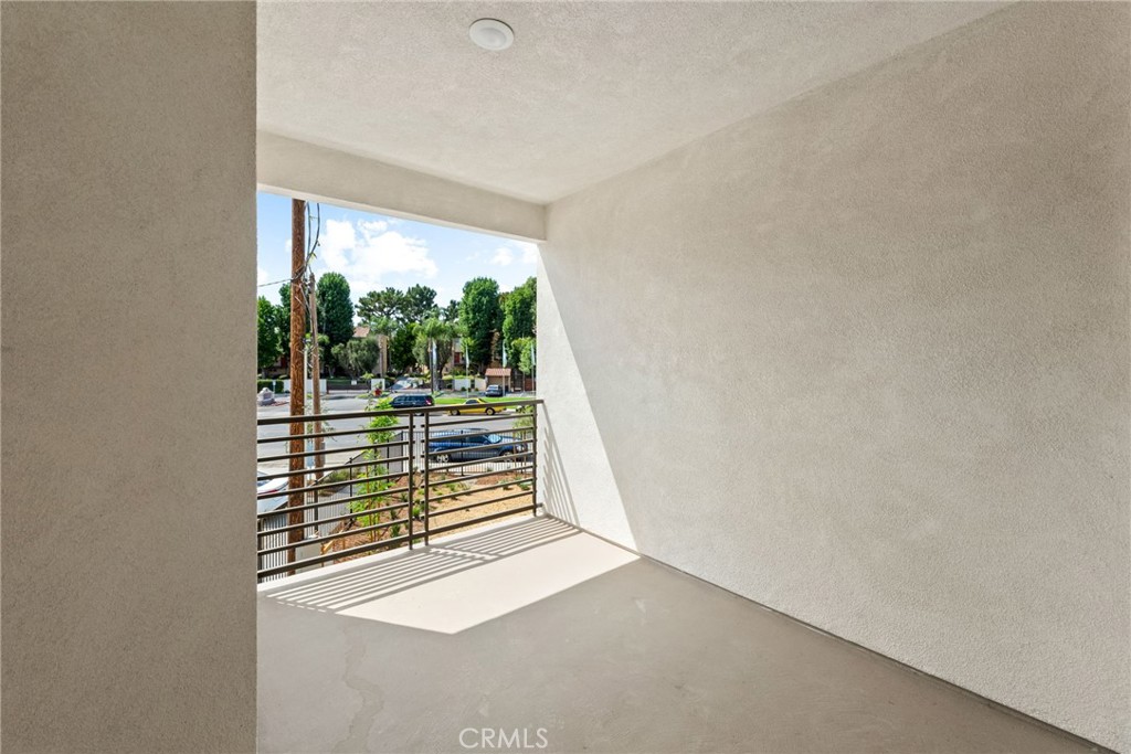 https://media.crmls.org/medias/957d96d8-4f6b-4415-b5a2-0ee8f837b361.jpg?preset=X-Large