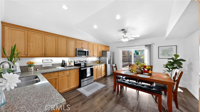 Detail Gallery Image 7 of 47 For 2368 Hearthsong Ct, Riverbank,  CA 95367 - 3 Beds | 2 Baths