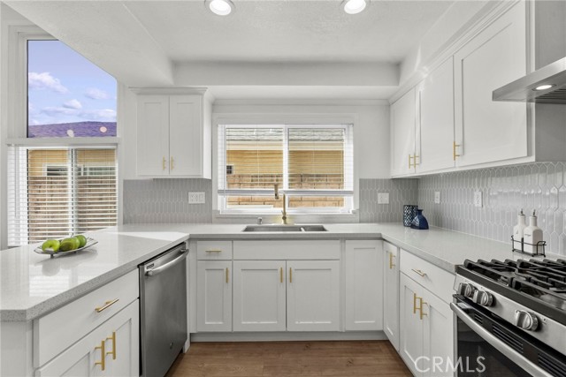 Detail Gallery Image 13 of 44 For 9549 Gladbeck, Northridge,  CA 91324 - 5 Beds | 2/1 Baths