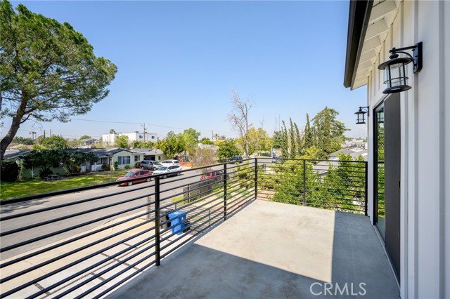 5826 Craner Avenue, North Hollywood CA: https://media.crmls.org/medias/958271f8-618e-4a78-8f7a-4ad5b29a5022.jpg