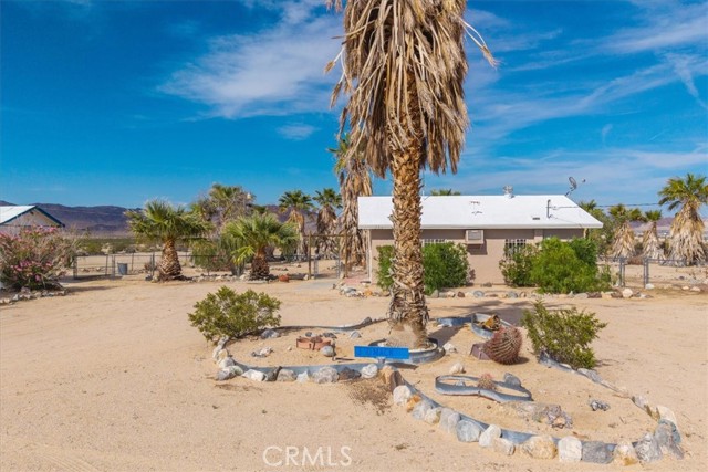 380 Mack Lane, 29 Palms CA: https://media.crmls.org/medias/9586a39a-af32-46ed-b4f2-e34bf3fb4d9d.jpg