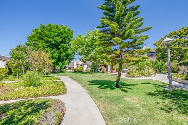 Lushly landscaped community walking paths.