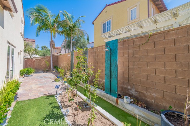 22 Arborside, Irvine CA: https://media.crmls.org/medias/958d7990-1365-477f-8ed1-4084d9a6e6b5.jpg