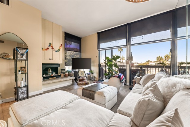 Detail Gallery Image 3 of 32 For 5217 Marina Pacifica Key #20,  Long Beach,  CA 90803 - 1 Beds | 1 Baths