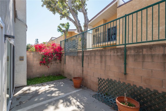 Detail Gallery Image 21 of 26 For 18319 Collins, Tarzana,  CA 91356 - 2 Beds | 3 Baths