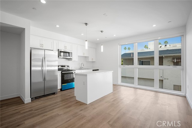 Detail Gallery Image 7 of 21 For 10657 Moorpark St #204,  North Hollywood,  CA 91602 - 2 Beds | 1 Baths
