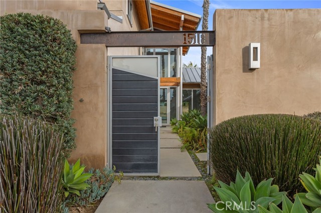 Detail Gallery Image 2 of 27 For 1518 Anita Ln, Newport Beach,  CA 92660 - 6 Beds | 4/1 Baths