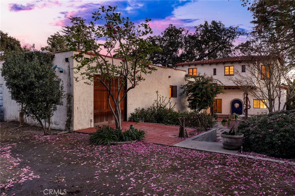 725 W Hillcrest Boulevard