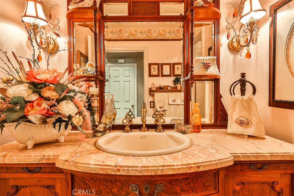 https://media.crmls.org/medias/959b1594-7959-4732-b6d5-2f696c5be2f3.jpg?preset=X-Large