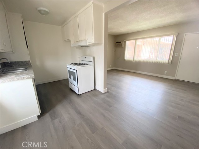 Detail Gallery Image 7 of 9 For 14696 Rayen, Panorama City,  CA 91402 - – Beds | – Baths