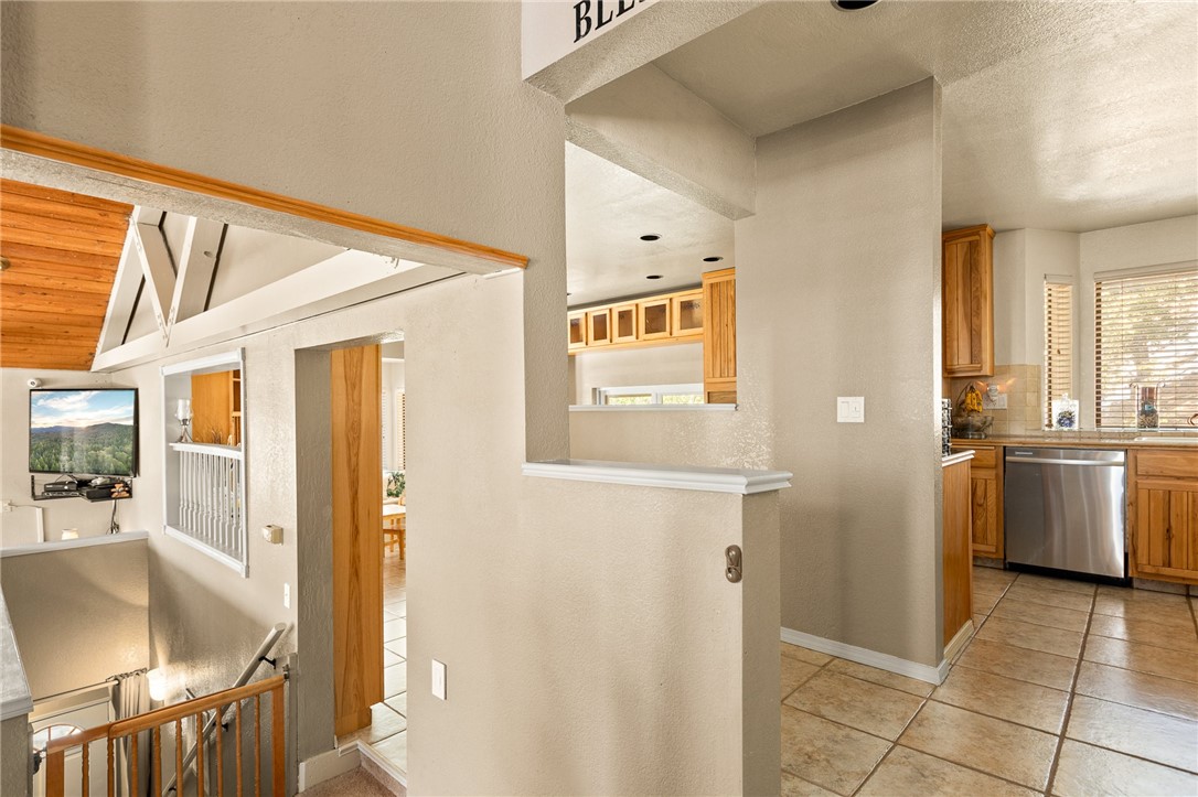 Detail Gallery Image 10 of 52 For 27596 N Bay Rd, Lake Arrowhead,  CA 92352 - 4 Beds | 2/1 Baths