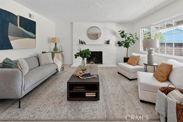 Detail Gallery Image 4 of 41 For 8846 Laramie Ave, Winnetka,  CA 91306 - 4 Beds | 3 Baths