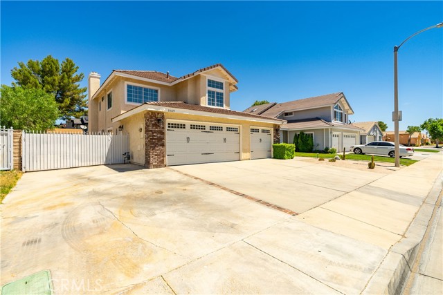 1609 Silvia Avenue, Lancaster CA: https://media.crmls.org/medias/95a3296e-8461-4a14-804d-3da9607ada60.jpg