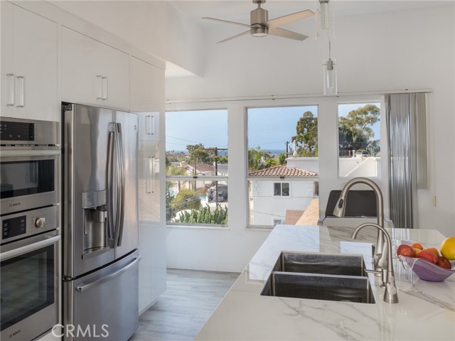 645 1st Place, Hermosa Beach, California 90254, 3 Bedrooms Bedrooms, ,2 BathroomsBathrooms,Residential,Sold,1st,SB22033969