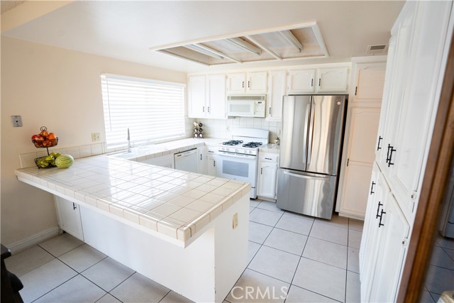 Detail Gallery Image 10 of 31 For 936 E Terrace Dr, Hanford,  CA 93230 - 4 Beds | 2 Baths