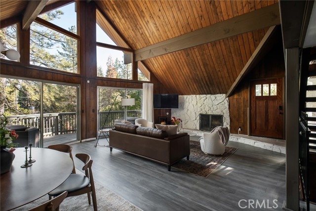 Detail Gallery Image 5 of 33 For 572 Brentwood Dr, Lake Arrowhead,  CA 92352 - 3 Beds | 3 Baths