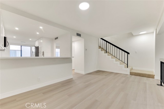 Detail Gallery Image 10 of 41 For 18423 Collins St a,  Tarzana,  CA 91356 - 2 Beds | 1/1 Baths