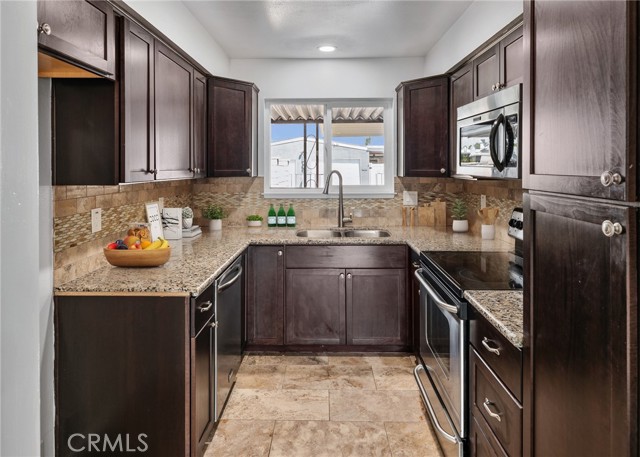 Detail Gallery Image 3 of 25 For 3656 Bartlett Ave, Oceanside,  CA 92057 - 2 Beds | 2 Baths