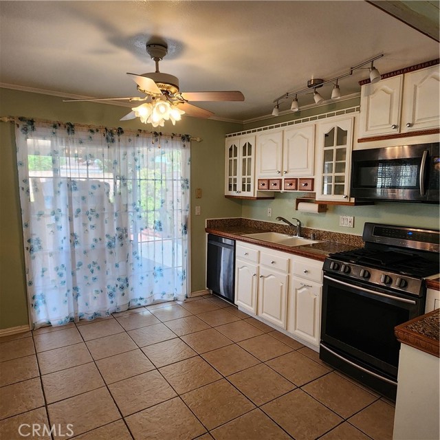 Detail Gallery Image 6 of 16 For 5573 Pueblo Court, Commerce,  CA 90040 - 3 Beds | 2/1 Baths