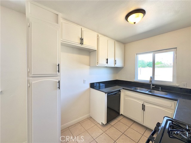 9459 Kaiser Avenue, Fontana CA: https://media.crmls.org/medias/95b0cf47-2a8a-4f45-9130-452b2cd329fc.jpg