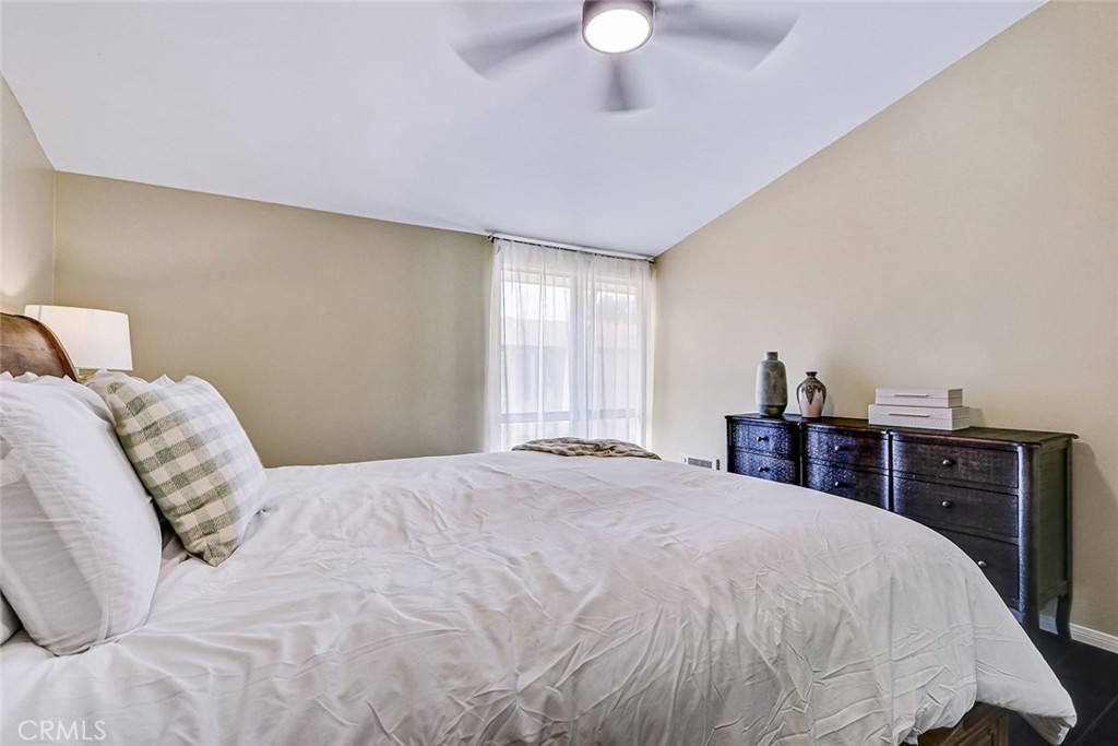 https://media.crmls.org/medias/95b10d0b-737e-4e0f-b132-1d853e6a366e.jpg?preset=X-Large