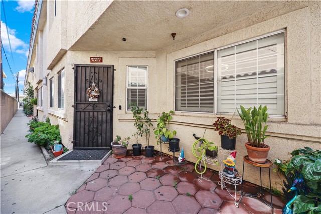 Detail Gallery Image 2 of 23 For 9317 Elm Vista Dr #9,  Downey,  CA 90242 - 3 Beds | 3 Baths