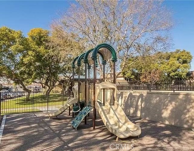 18188 Mesa Verde Court, Fountain Valley CA: https://media.crmls.org/medias/95b6d2ba-5c7e-4d9b-86b5-43d6156f0c30.jpg