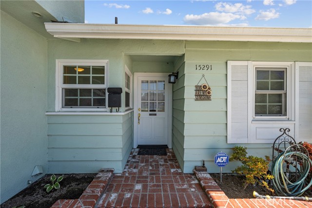 15291 Newcastle Lane, Huntington Beach CA: https://media.crmls.org/medias/95ba2bcd-2fbb-46f2-976e-5ff7bfd25782.jpg
