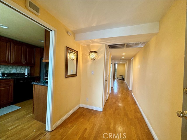 Detail Gallery Image 15 of 24 For 1401 Valley View Rd #325,  Glendale,  CA 91202 - 2 Beds | 2 Baths