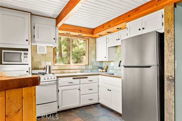 Detail Gallery Image 9 of 29 For 31661 Wagon Wheel, Running Springs,  CA 92382 - 3 Beds | 1/1 Baths