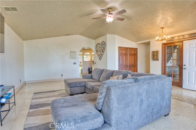 Detail Gallery Image 8 of 44 For 8323 Peach Ave, Hesperia,  CA 92345 - 4 Beds | 2/1 Baths
