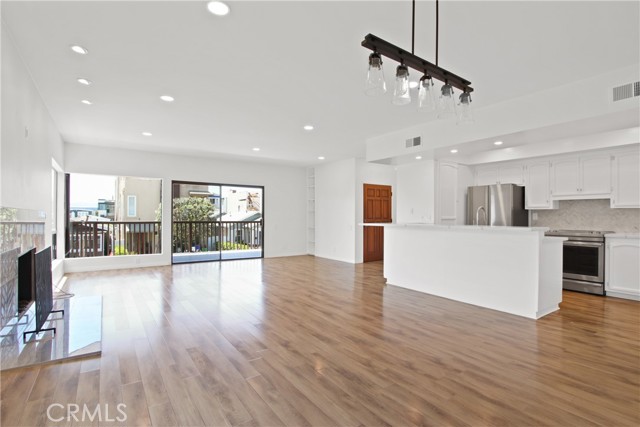 33 4th Street, Hermosa Beach CA: https://media.crmls.org/medias/95ca753f-2d07-4b98-a829-1ce454992374.jpg