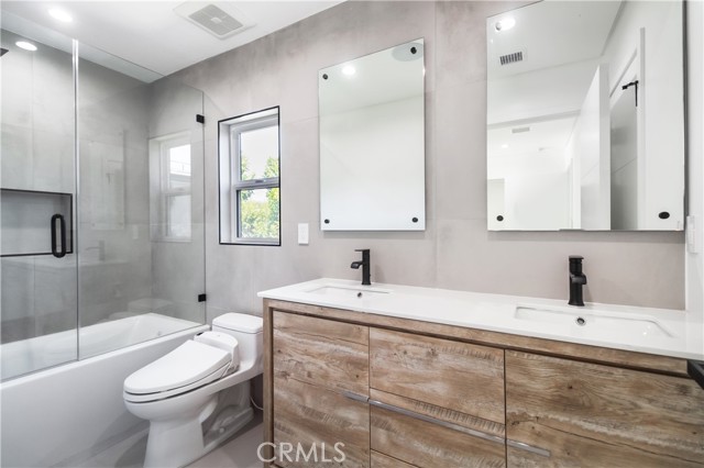 Detail Gallery Image 45 of 47 For 6230 Beeman Ave, North Hollywood,  CA 91606 - 6 Beds | 4/2 Baths