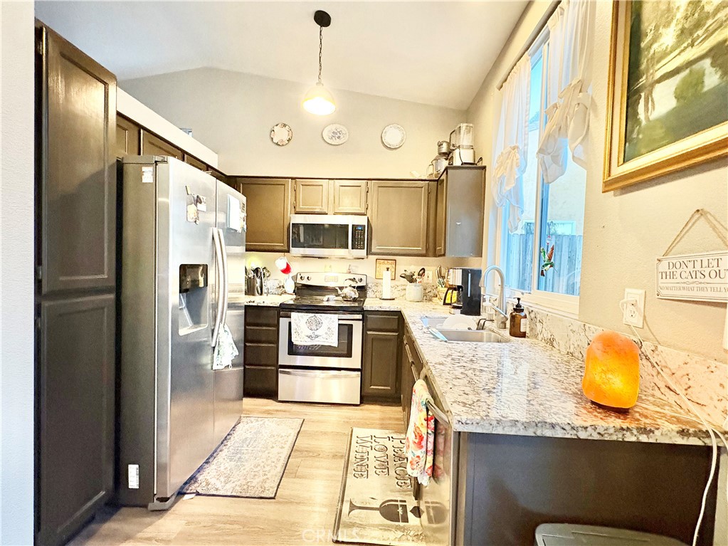 https://media.crmls.org/medias/95d06c3a-0956-4f1b-a40f-feb26f56371c.jpg?preset=X-Large