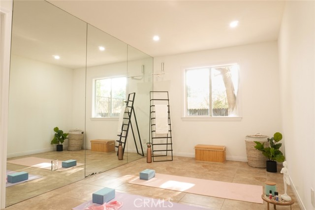 23242 Burbank Boulevard, Woodland Hills CA: https://media.crmls.org/medias/95d2cba9-d2c4-46da-b5e2-6c7296046f05.jpg