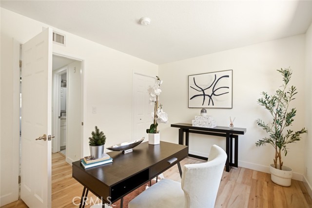Detail Gallery Image 5 of 24 For 14803 Vanowen St #9,  Van Nuys,  CA 91405 - 2 Beds | 2 Baths