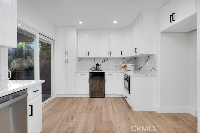 Detail Gallery Image 17 of 39 For 1061 Colby Cir, Thousand Oaks,  CA 91362 - 4 Beds | 3 Baths