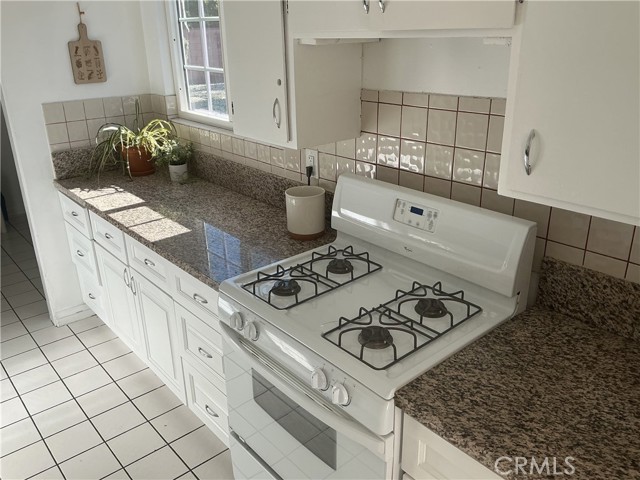 Detail Gallery Image 4 of 15 For 17734 Baltar St, Reseda,  CA 91335 - 6 Beds | 2 Baths