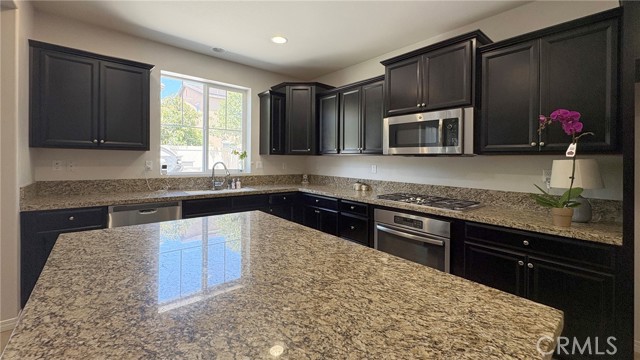 Detail Gallery Image 4 of 26 For 14247 Symphony Ct, Corona,  CA 92880 - 4 Beds | 3/1 Baths
