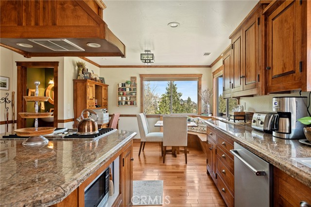 Detail Gallery Image 13 of 52 For 813 Brentwood, Lake Arrowhead,  CA 92352 - 4 Beds | 3/1 Baths