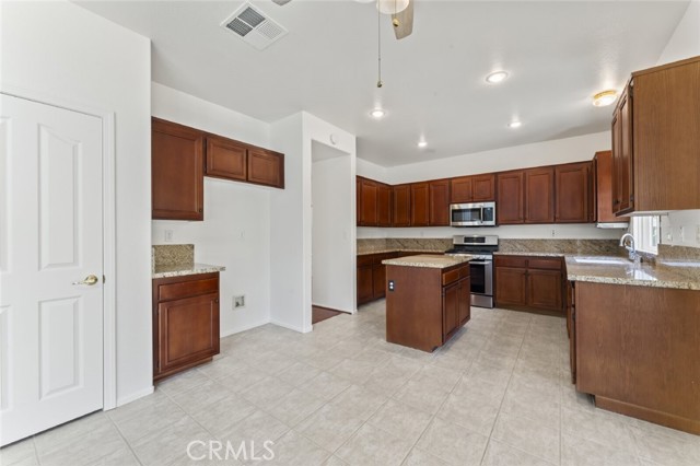 Detail Gallery Image 6 of 28 For 2814 Caruso, Lancaster,  CA 93536 - 4 Beds | 3 Baths