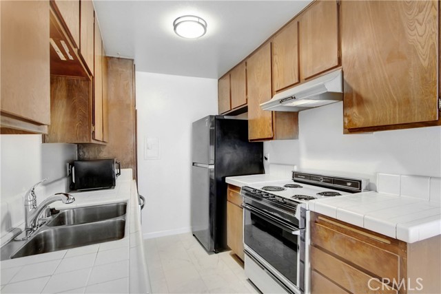 Detail Gallery Image 8 of 11 For 5460 White Oak Ave #C325,  Encino,  CA 91316 - 1 Beds | 1/1 Baths