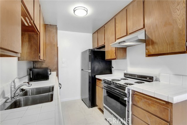 Detail Gallery Image 8 of 11 For 5460 White Oak Ave #C325,  Encino,  CA 91316 - 1 Beds | 1/1 Baths